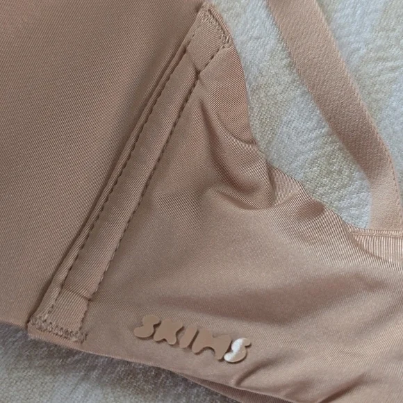 SKIMS Wireless Form Lightly Lined Bra Size:32DD Mica - Picture 5 of 8